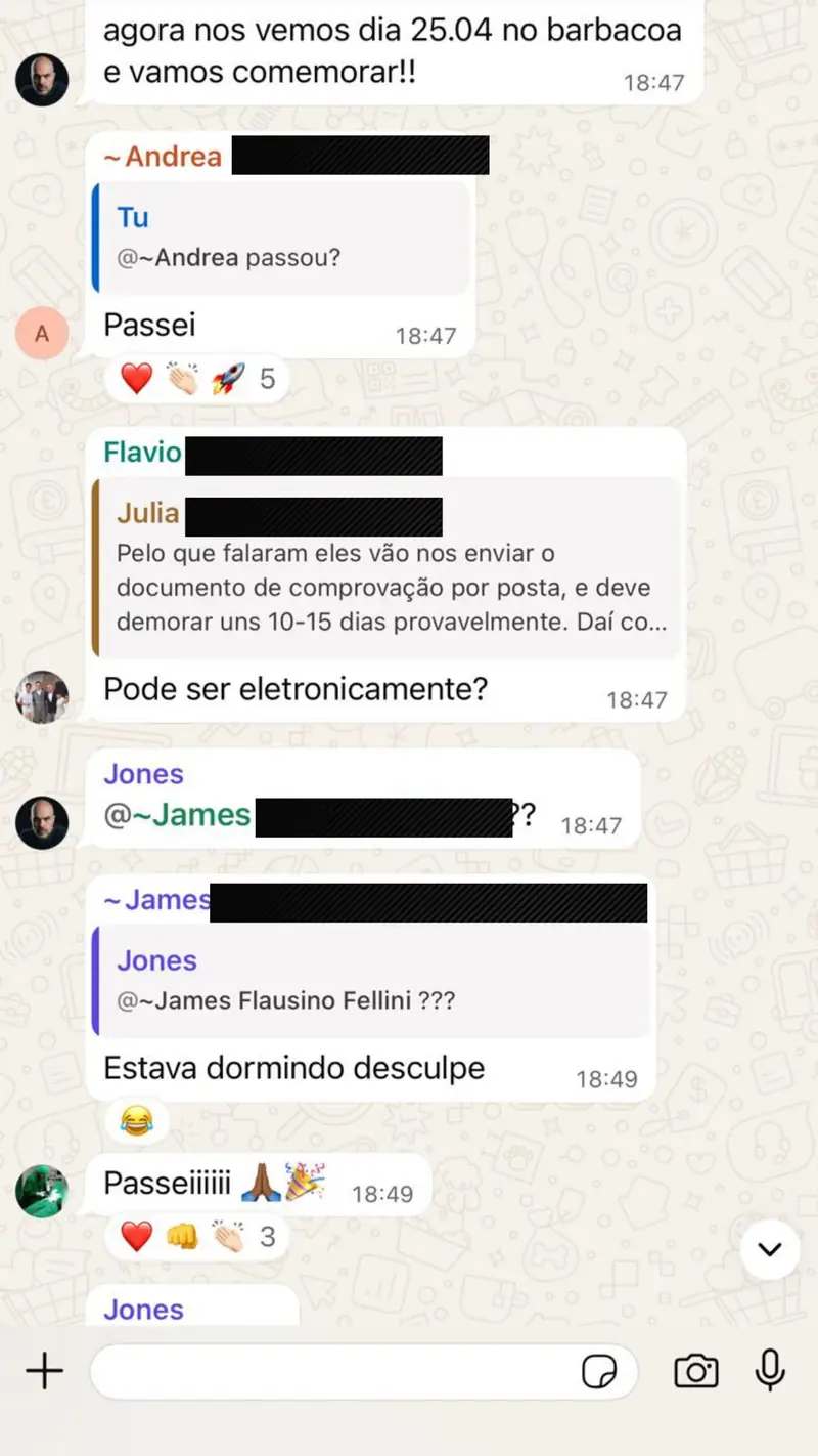 Aluna comemorando aprovação no processo de revalidação