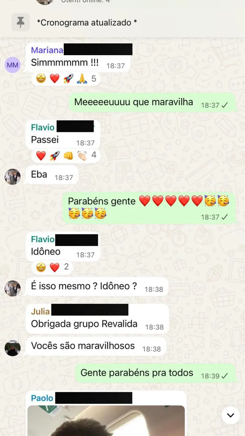 Alunos comemorando a aprovação como idôneos na Itália
